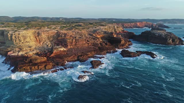 鸟瞰图与岩石和波浪的大西洋海岸视频素材