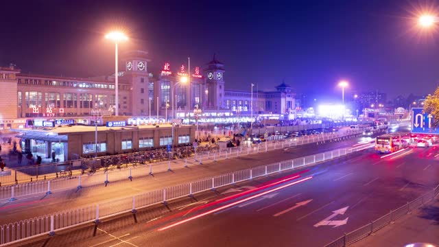 北京火车站外的夜景视频素材