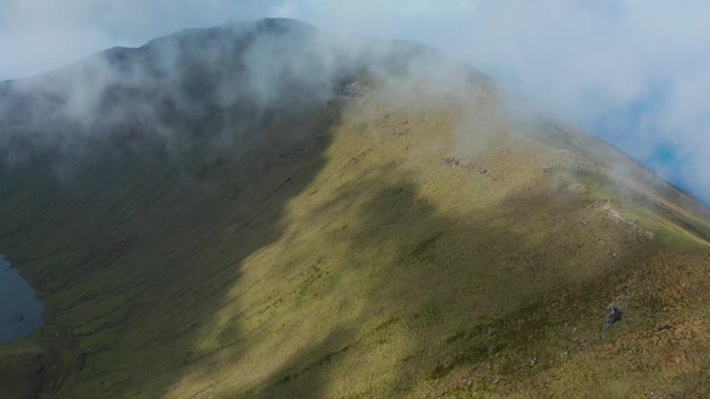 科沃岛卡尔代罗火山的绿色斜坡。阴天的亚速尔岛航拍图视频素材