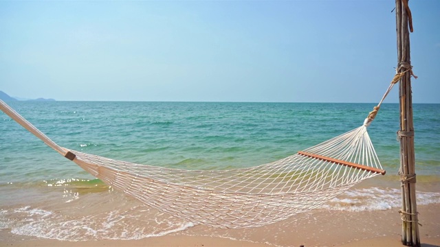 空吊床周围的海滩，海洋，海洋视频素材