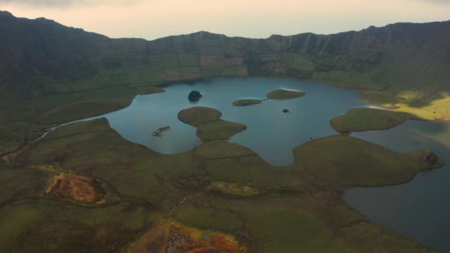 云中航拍。科沃火山火山口湖，亚速尔群岛视频素材