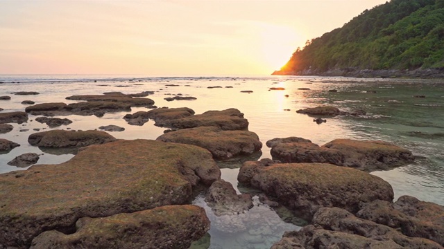 美丽的户外日出或日落在海滩，大海视频素材