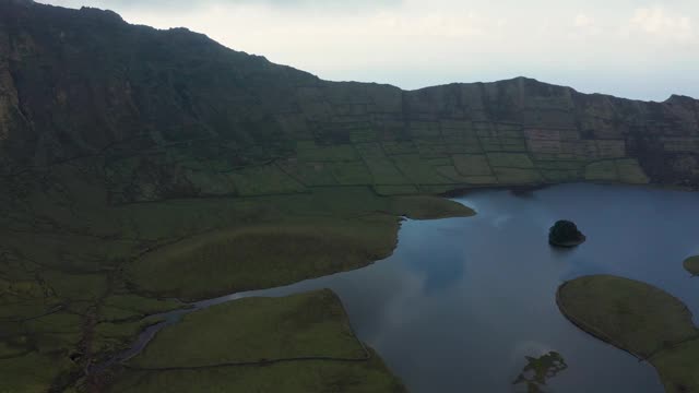 火山口的火山湖。这是亚速尔群岛科沃岛卡尔代罗火山山顶阴天视频素材