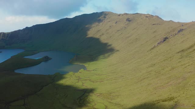 科沃火山绿色山坡上的阳光和阴影。航拍Caldirao火山口，亚速尔群岛视频素材