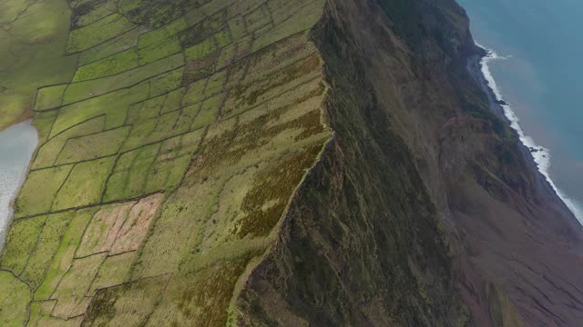 飞过山顶的云。位于亚速尔群岛科沃岛的卡尔代劳火山的航拍图视频素材