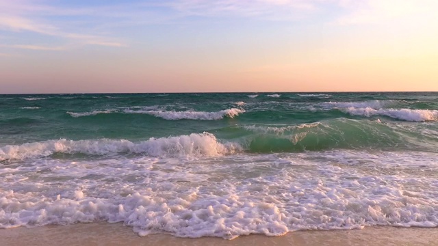 美丽的海滩在阳光明媚的日子。安达曼海天然沙滩视频素材