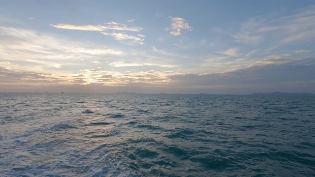 风景浪漫的日落天空和彩色紫色的云在海水海洋视频素材