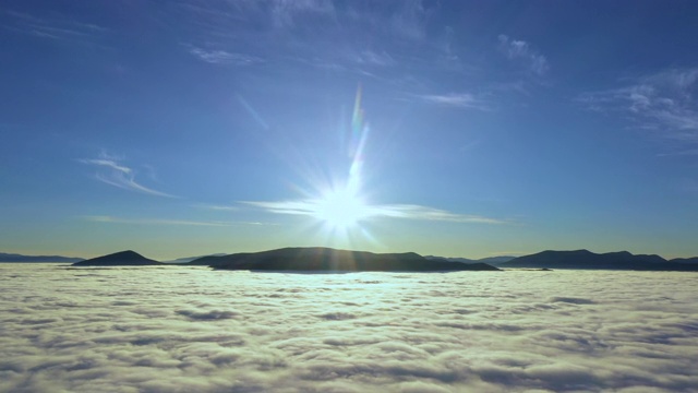 日出在低云之上。奇妙的早晨的风景。视频素材