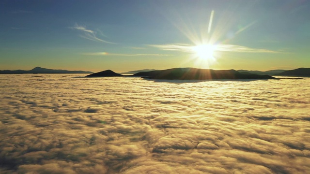 黄色蓝色橙色早晨天空日出。全景。视频素材