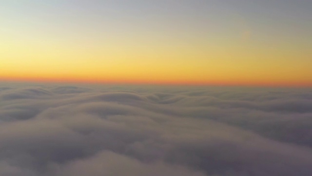 黄色蓝色橙色早晨天空日出。全景。视频素材