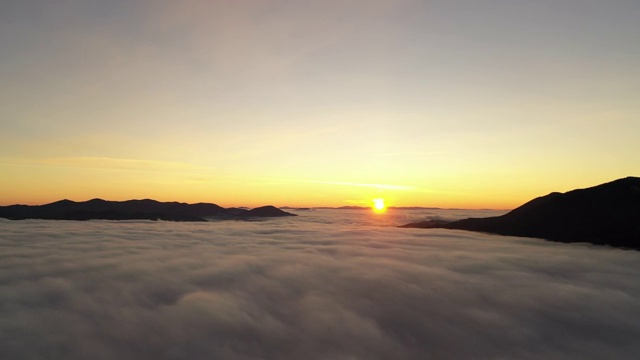 黄色蓝色橙色早晨天空日出。全景。视频素材