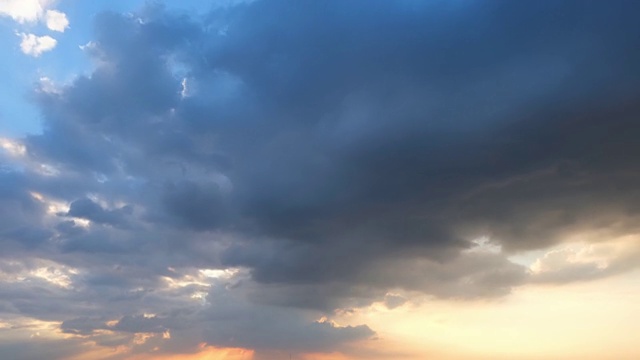 4K时间流逝，美丽的天空与云彩的背景，摩天大楼的时间流逝，蓝天与云彩和太阳，云彩在日出。视频素材