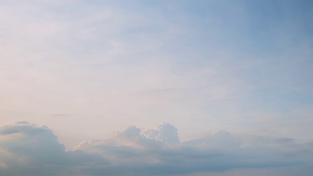 4K时间流逝，美丽的天空与云彩的背景，摩天大楼的时间流逝，蓝天与云彩和太阳，云彩在日出。视频素材