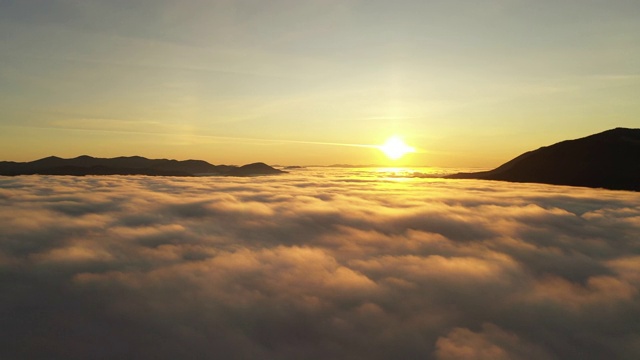 日出在低云之上。奇妙的早晨的风景。视频素材