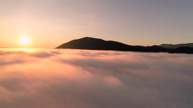 日出在低云之上。奇妙的早晨的风景。视频素材