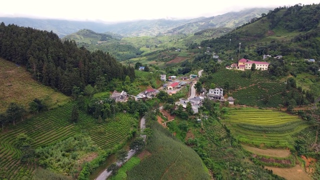 一个山区小镇，有公路、水稻和蔬菜种植园。视频素材