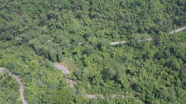 鸟瞰图的乡村道路上的山与森林视频素材