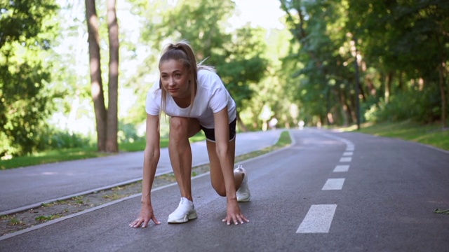 女子在柏油路上奔跑夏日公园视频素材