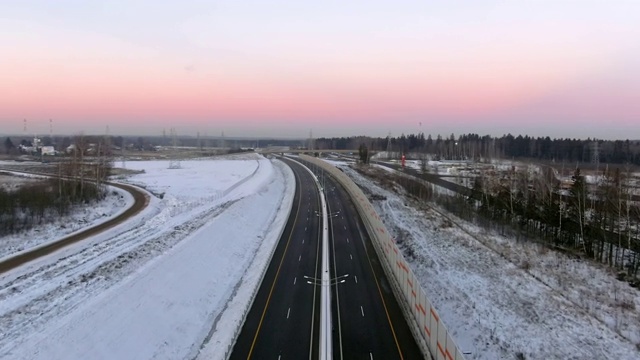 鸟瞰图中环路(CKAD)日出。美丽的全景景观，一条笔直的道路，超越了地平线。乘汽车旅行视频素材