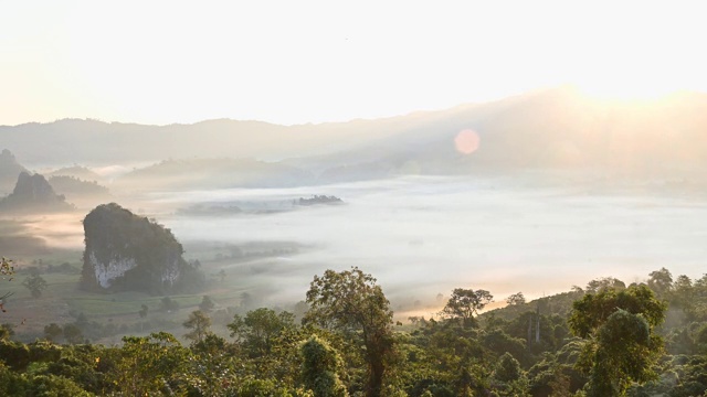 在泰国法尧省的普龙卡森林公园，石灰石山被雾覆盖的延时视频。视频素材