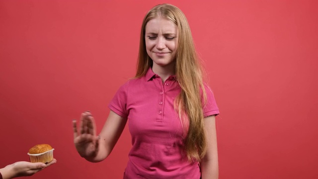 拒绝吃松饼的年轻女子表示她有一个苹果视频素材