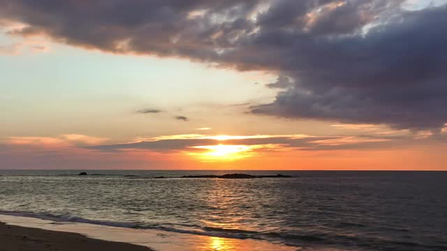 4k延时:泰国海面上的日落视频素材