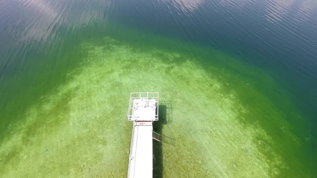 海上和码头鸟瞰图视频素材