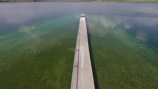 海上和码头鸟瞰图视频素材