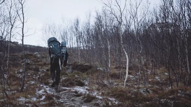 带着雪上山的徒步旅行者视频素材