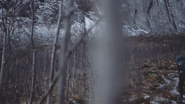 背着背包爬山的徒步旅行者视频素材