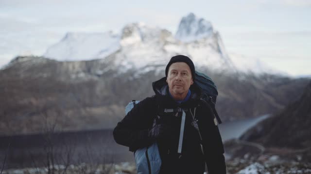 成熟的徒步旅行者背包和装备视频素材