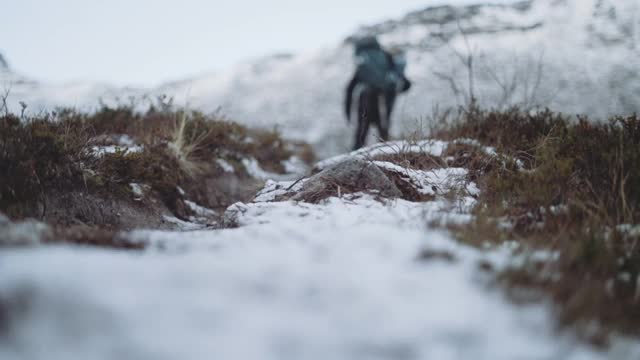 背包徒步雪道视频素材