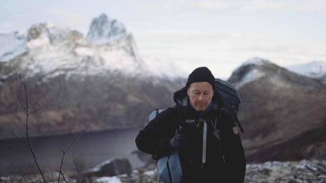 在山上带着背包和装备的徒步旅行者视频素材