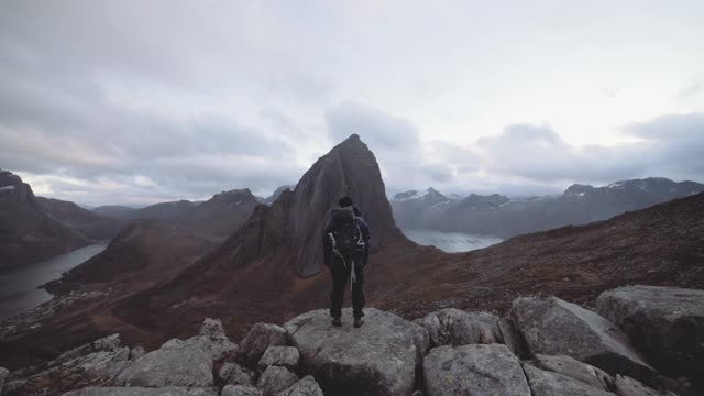 徒步旅行者在令人敬畏的山脉景观视频素材