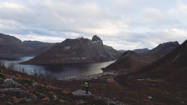 徒步旅行者在戏剧性的风景峡湾和山脉视频素材