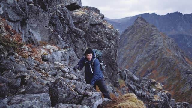 峡湾上方山坡上的徒步旅行者视频素材