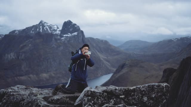 徒步旅行者与智能手机在山区景观视频素材