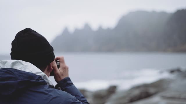 徒步旅行者用单反相机拍摄峡湾视频素材