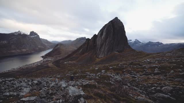 徒步旅行者在山区景观中行走视频素材