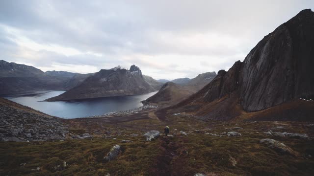 在风景如画的山上行走的徒步旅行者视频素材