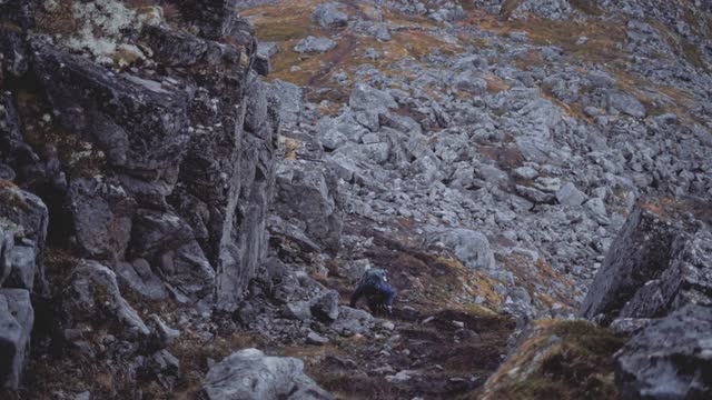 登山者攀登山坡上的岩石视频素材