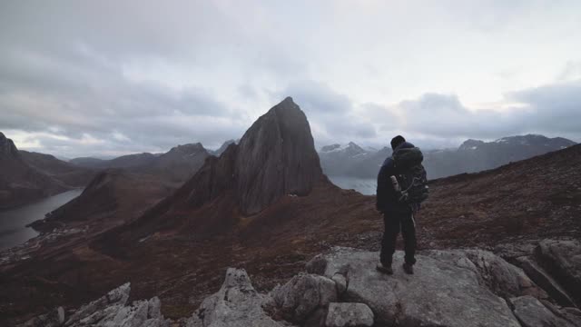 徒步旅行者敬畏的戏剧性的山区景观视频素材