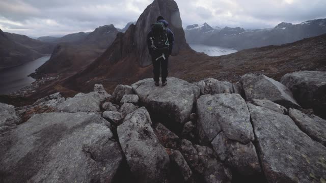 徒步旅行者与山脉和山谷Awesome视频素材