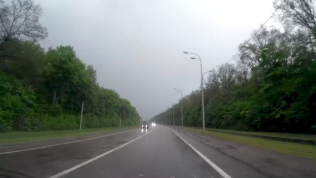 在雨中开车，挡风玻璃上有雨刷视频素材