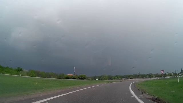 在雨中开车，挡风玻璃上有雨刷视频素材