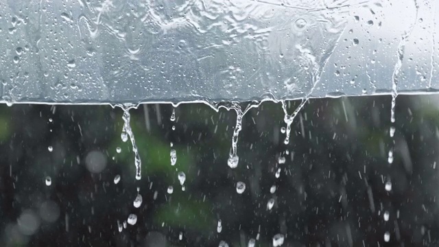 雨水在雨天流向透明的塑料遮阳篷视频素材