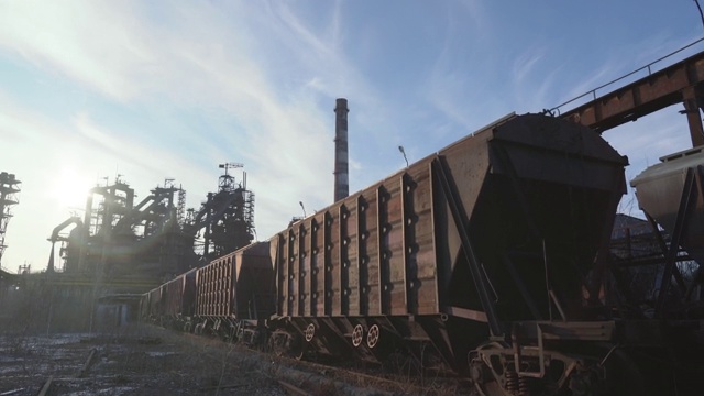 冶金厂或工厂与货物铁路货车，大型钢铁工业建筑，管道和物流基础设施视频素材