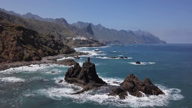 遥远的贝尼霍海滩(Playa de Benijo)航拍全景图，特内里费，加那利群岛，西班牙。视频素材