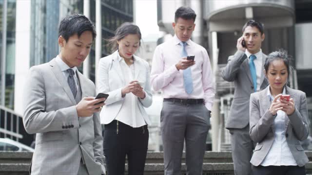 在城市里的亚洲商务人士视频素材