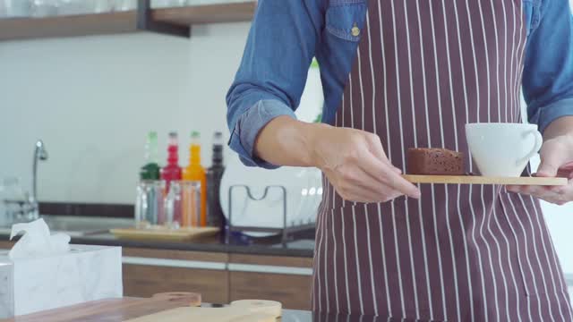 咖啡师在咖啡馆为顾客提供热饮料。视频素材